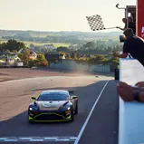 Der Aston Martin von Prosport Racing bei der Zieldurchfahrt