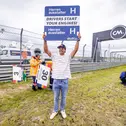 Philip Köster eröffnete mit dem Schild „Drivers start your engines“ das Renngeschehen