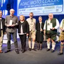 Die Gesamtsieger der ADAC Moto Classic 2019 mit ADAC Klassik-Referent Prof. Dr. Mario Theissen