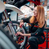 Technikbegeisterte können der erfahrenen Mechanikerin Nina Etzkorn, Workshop Specialist aus dem KTM Museum in Mattighofen, über die Schulter sehen (Foto: Felix Steinreiber)