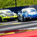 Joep Breedveld (vorne) gewann beide Rennen der Porsche Sprint Challenge Deutschland GT4, Tim Horrell (hinten) konnte seinen zweiten Platz hingegen nicht halten (Foto: Porsche Sports Cup)