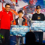 Wolfgang Terfloth ehrt die Bridgestone Rookies of the year Gergö Horvath (l.) und Lucas Leok