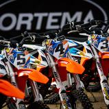 Gefahren wird sowohl auf elektrisch angetriebenen Motorrädern als auch auf Verbrenner-Maschinen von KTM
