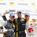 Skisprung-Legende Sven Hannawald (r.) jubelt mit Albert von Thurn und Taxis (M.) und Peter Kox, den Meistern von 2010, auf dem Podium