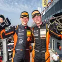 Die strahlenden Sieger: Tim Zimmermann und Leyton Fourie von FK Performance Motorsport