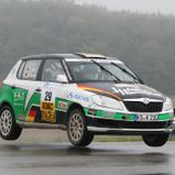 Sprungstark: Den Sieg in der Division 5 haben Konstantin Keil / Bernd Hosse im Skoda Fabia R2 schon sicher