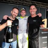 Tim Horrell feiert seinen Sieg in der Porsche Sprint Challenge Deutschland GT4 zusammen mit seinem Team W&S Motorsport (Foto: Porsche Sports Cup)