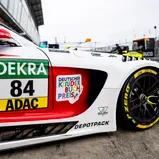 Der Mercedes-AMG GT3 von Tom Kalender mit dem Sticker des Deutschen Kinderbuchpreises