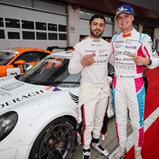Ahmed Alkhoori und Gian Luca Tüccaroglu freuen sich über den Triumph in der Porsche Endurance Challenge Deutschland (Foto: Porsche Sports Cup)