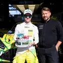 Zum Jubiläum bekam Lucas Auer einen Kuchen von Christian Hohenadel, Teamchef vom Mercedes-AMG Team Mann-Filter (l-r)