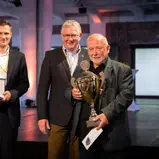 v.r.n.l. Der Sieger der Motorradwertung Bernd Stinski mit DMSB-Präsident Wolfgang Wagner-Sachs und ADAC Klassik Projektmanager Andre Lösch