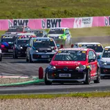 Julian Konrad begann die Saison mit zwei Siegen (Foto: ADAC Tourenwagen Junior Cup)