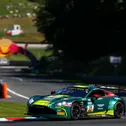 Podium für den Comtoyou Racing-Aston Martin Vantage GT3 Evo von Jamie Day/Baudouin Detout