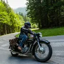 Auf der neuen ADAC Oldtimer-Wanderung für Mofas, Roller & Motorräder ab 20 Jahren geht es für die Teilnehmer rund um die Donauschlinge