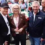 Michael Kretschmer (Ministerpräsident des Freistaates Sachsen), Dr. Christiane Schenderlein (Staatsministerin für Sport und Ehrenamt) und Dr. Gerd Ennser (ADAC Sportpräsident)