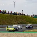 Linus Parbel (vorne) kommt als Spitzenreiter im ADAC Tourenwagen Junior Cup nach Salzburg (Foto: ADAC Tourenwagen Junior Cup)