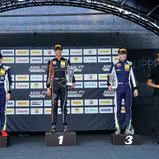 Siegerehrung: Oliver Bearman (Mitte) siegt vor Alex Dunne (li) und Luke Browning (re)