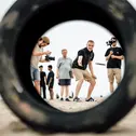 Beim Frisbee-Wurf durch einen Pirelli-Rennreifen zeigte sich Tim Heinemann treffsicher