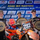 Tageswertung beim ADAC MX Junior Cup 125ccm v.l.n.r.: Finn Lange ( Deutschland / KTM / KTM GST Berlin Racing / ADAC Hansa MX Junior Team ), Ricardo Bauer ( Österreich / KTM ) und Ian Ampoorter ( Belgien / GasGas / F4E GASGAS JUNIOR RACING TEAM )