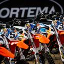 Gefahren wird mit Motorrädern von KTM mit Elektro-Antrieb oder Verbrenner-Motor