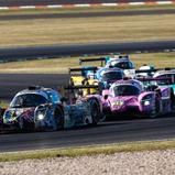 Sven Barth (vorne), Startfahrer von Aust Motorsport, hält die Fahrer hinter ihm in Schach