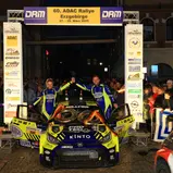Philip Geipel und Katrin Becker feiern auf dem Markt Stollberg ihren Triumph