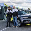 Opel-Marketingchefin Rebecca Reinermann mit ADAC Sportpräsident Dr. Gerd Ennser mit dem Opel Mokka GSE Rally