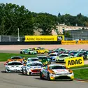 Der Aston Martin Vantage GT4 führt das volle Feld auf dem Sachsenring an