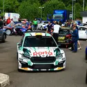 Spitzenreiter Griebel schwimmt mit Beifahrer Tobias Braun im Škoda Fabia RS Rally2 auf einer Erfolgswelle. Das führende Fahrer-Duo hat die letzten beiden Läufe im Hunsrück und in Sulingen gewonnen