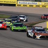 Noch fünf Teams rechnen sich Chancen auf den Titel im ADAC GT Masters aus