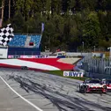 Fotofinish zwischen dem BMW M4 GT3 Evo von Schubert Motorsport und dem Porsche 911 GT3 R von Razoon – more than Racing