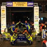 Philip Geipel und Katrin Becker feiern auf dem Markt Stollberg ihren Triumph