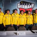 Cheftrainer Marcus Schiffer , Ersatzfahrer Dominique Pascal Thury ( KTM ), Dennis Ullrich ( KTM ), Henry Jacobi ( Honda ), Maximilian Nagl ( Husqvarna ) und Teamchef Wolfgang Thomas