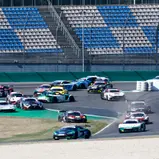 Start zum zweiten GT Sprint des GTC Race, in der Mitte dreht sich Maximilian Götz (Foto: GTC Race)
