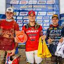 Geben derzeit im ADAC MX Masters den Ton an: Tabellenführer Roan van de Moosdijk (m.), Maximilian Spies (l.) und Tom Koch
