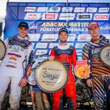 Das erste ADAC MX Masters-Podium der Saison 2025 (v.l.): Maximilian Spies, der Sieger Max Nagl und Roan Van de Moosdijk