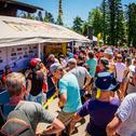 Bei der Autogrammstunde kommen die Fans den Motocross-Stars ganz nahe