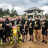 Max Thunecke feiert mit dem Johannes Bikes Suzuki-Team den vorzeitigen Titelgewinn in der DMX Open