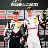 Denny Berndt (li.) und Max Rosam feiern ihren ersten Saisonsieg