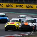 Spektakuläre Zweikämpfe gehören zur Tagesordnung im vollelektrischen Markenpokal (Foto: Markus Toppmöller)