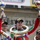 Rallye-Pilot Marijan Griebel feiert mit Co-Pilot Stefan Kopczyk den U28-EM-Titel