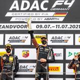 Die drei Van-Amersfoort-Piloten auf dem Podium (v. l. n. r. Dufek, Bearman, Bedrin)