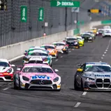 Der Mercedes-AMG GT4 von BWT Mücke Motorsport (li.) neben dem BMW von Schrey/Piana