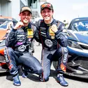 Ben Green und Jack Aitken freuten sich über den Doppelerfolg von Emil Frey Racing (l-r)