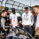 Marvin Dienst erklärt den Basketballern seinen Mercedes-AMG GT3