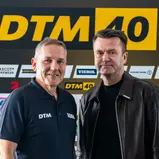 Der Vertriebsvorstand der Vierol AG Ulf Koschig (rechts) an der Seite von ADAC Motorsportchef Thomas Voss