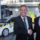 Fortsetzung einer starken Partnerschaft: ADAC Sportpräsident Dr. Gerd Ennser (l.) und Opel CEO Florian Huettl