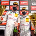 Audi-Pilot Christopher Haase (r., mit Teamkollege Max Hofer) gewann bereits vier Mal in Sachsen