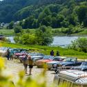 Oldtimer-Fans können das vielfältige Starterfeld der ADAC Deutschland Klassik 2025 an ausgewählten Stationen hautnah und mit Moderation erleben