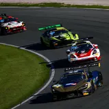 Ben Dörr und Guilherme de Oliveira (vorne) fahren ihrem ersten Sieg im ADAC GT Masters entgegen